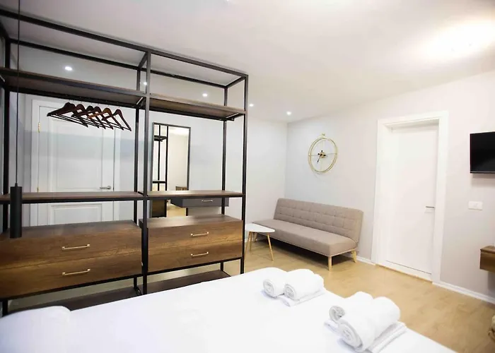 4br Penthouse & Bbq Terrace At Blloku - Tirana